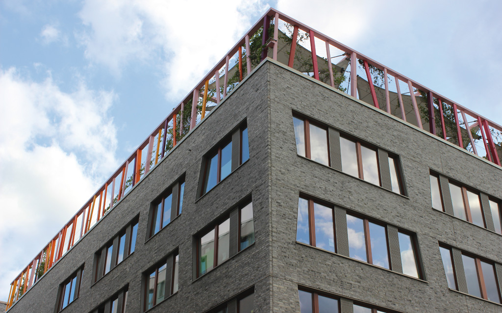Hamburg-Hafen-City-Katharinenschule-almanya-dusmeye-karsi-korkuluk-celik-ag_TSB1
