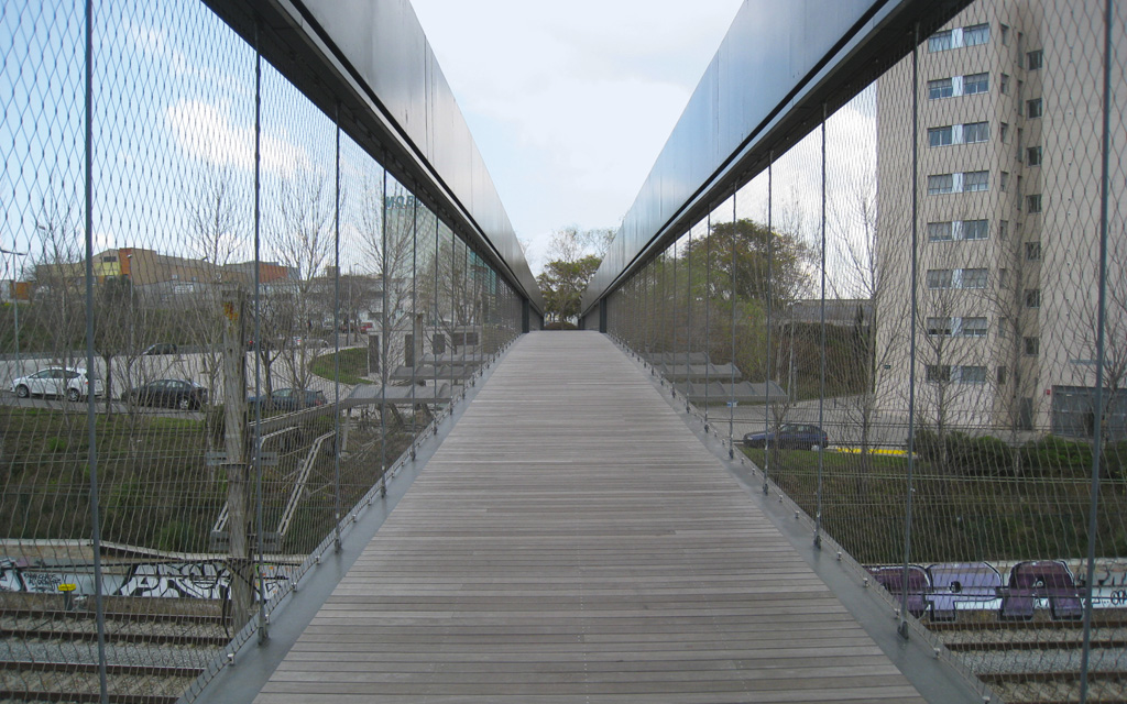 Urbanización-de-la-Plaza-del-Riu-Sec_tren-yolu-ust-gecit_barselona-ispanya_paslanmaz-celik-korkuluk_TSB1