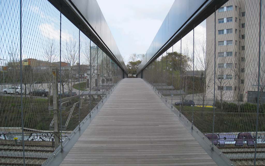 Urbanización-de-la-Plaza-del-Riu-Sec_tren-yolu-ust-gecit_barselona-ispanya_paslanmaz-celik-korkuluk_TSB1